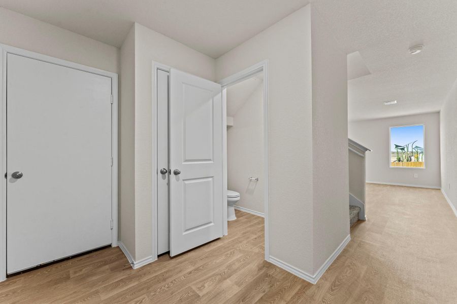 Spacious, unfurnished interior of a new home in Ladera, Luling (Image 9).