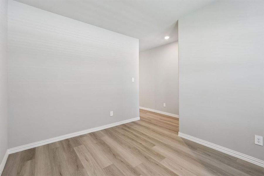 Spacious, unfurnished interior of a new home in Westmoor, Sherman (Image 18).