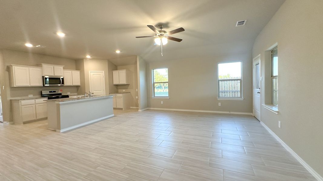 Spacious, unfurnished interior of a new home in Sunnycreek, Fort Worth (Image 9).