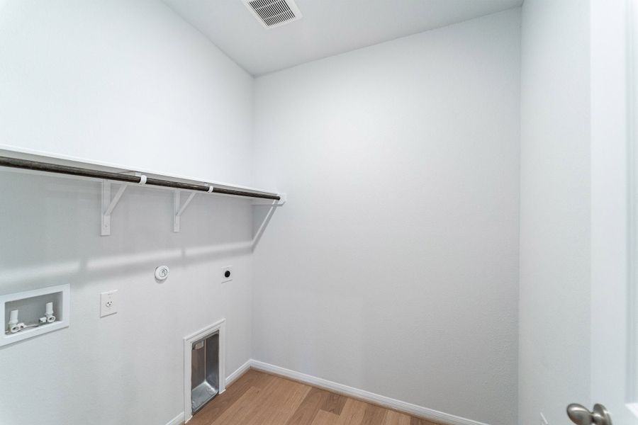 Spacious, unfurnished interior of a new home in Sunfield, Buda (Image 17).