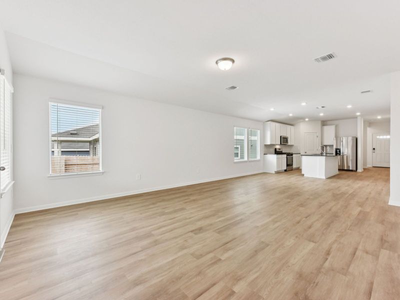 Spacious, unfurnished interior of a new home in Lexington Parke, Del Valle (Image 8).