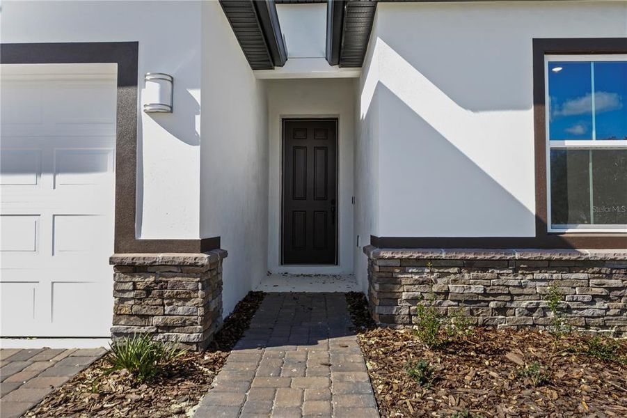 Exterior details and patio area of a home in , Groveland (Image 4).