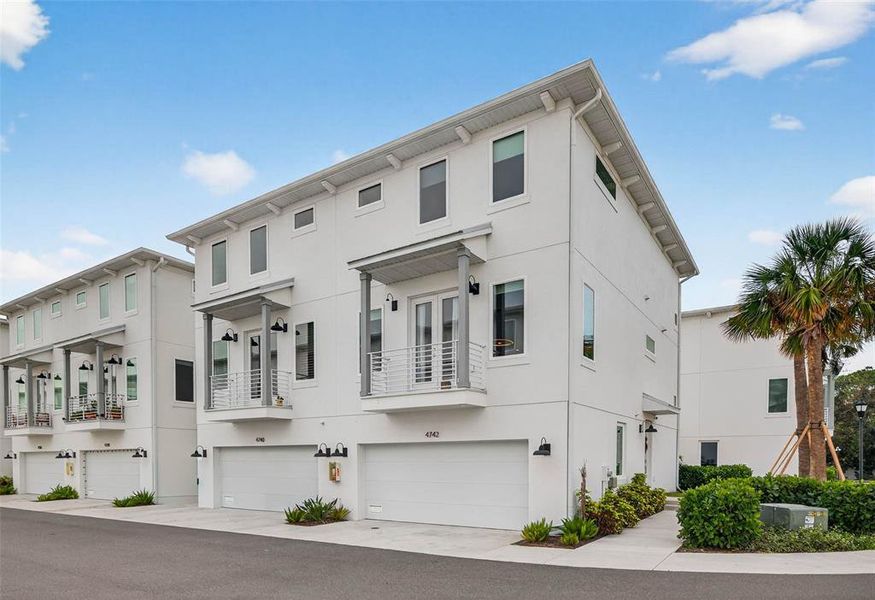 Condo located in Tampa, FL showcasing its design and architecture (Image 3).