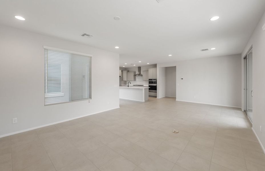Spacious, unfurnished interior of a new home in Sun City Anthem at Merrill Ranch, Florence (Image 18).