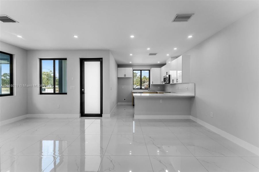 Spacious, unfurnished interior of a new home in , Miami (Image 13).