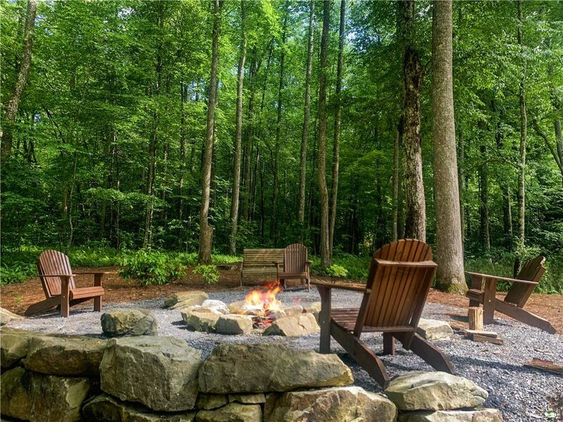 Community amenities in , Talking Rock (Image 47).