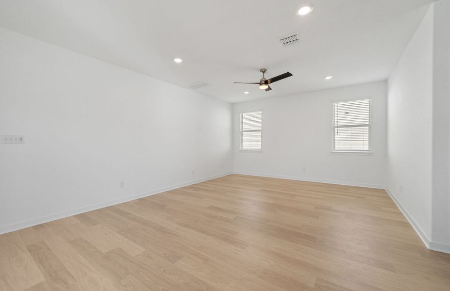 Spacious, unfurnished interior of a new home in Sunfield, Buda (Image 31).