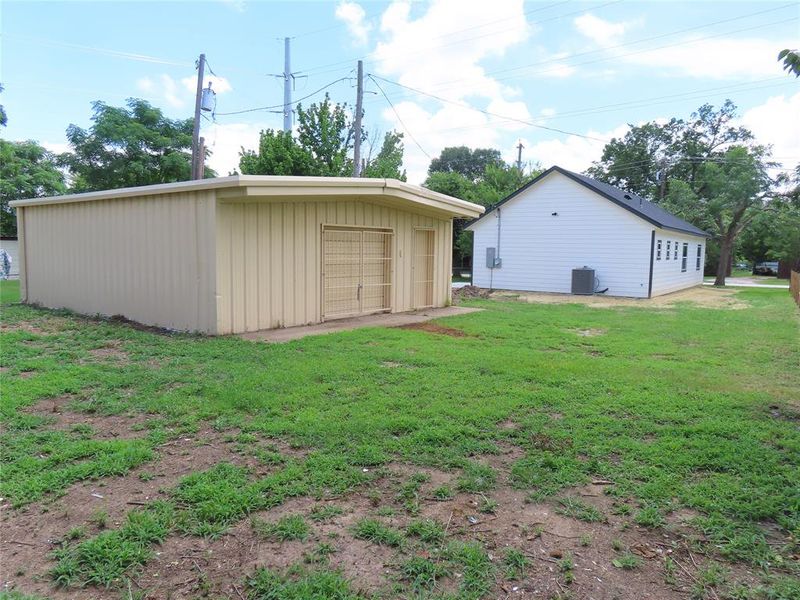 Exterior details and patio area of a home in , Wills Point (Image 20).