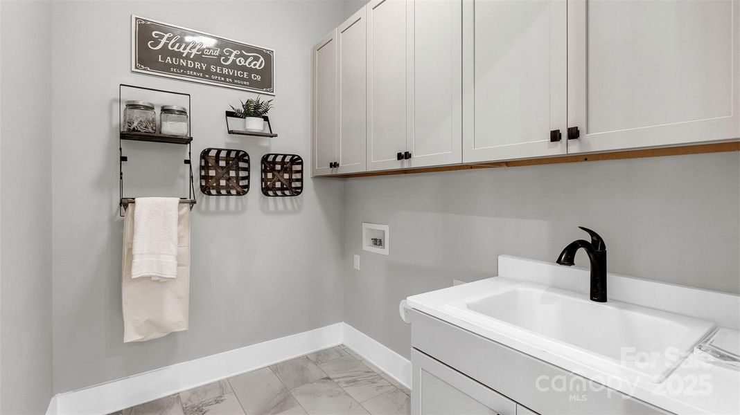 Model photo used for reference