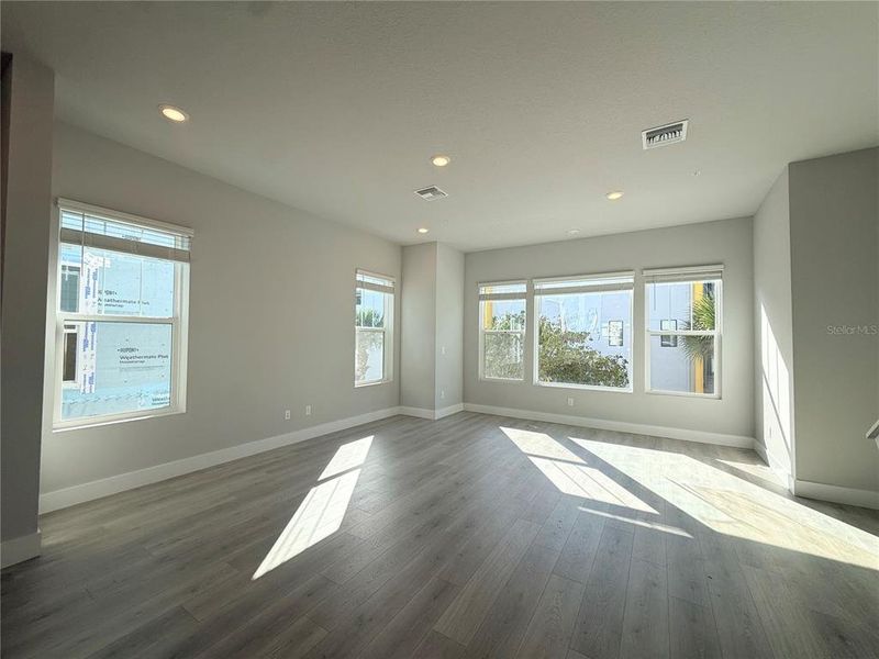 Spacious, unfurnished interior of a new home in Towns at Union, St. Petersburg (Image 5).