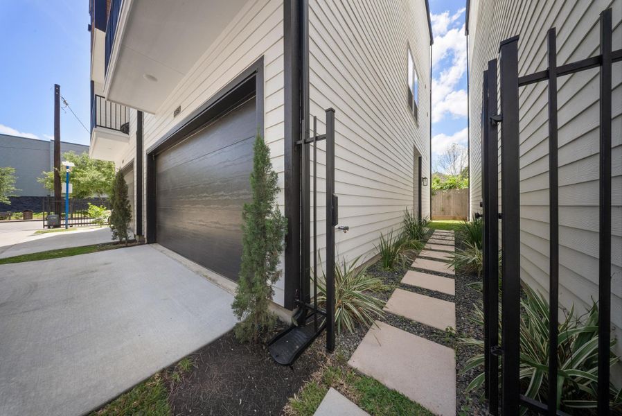 Exterior details and patio area of a home in Griggs Landing, Houston (Image 18).