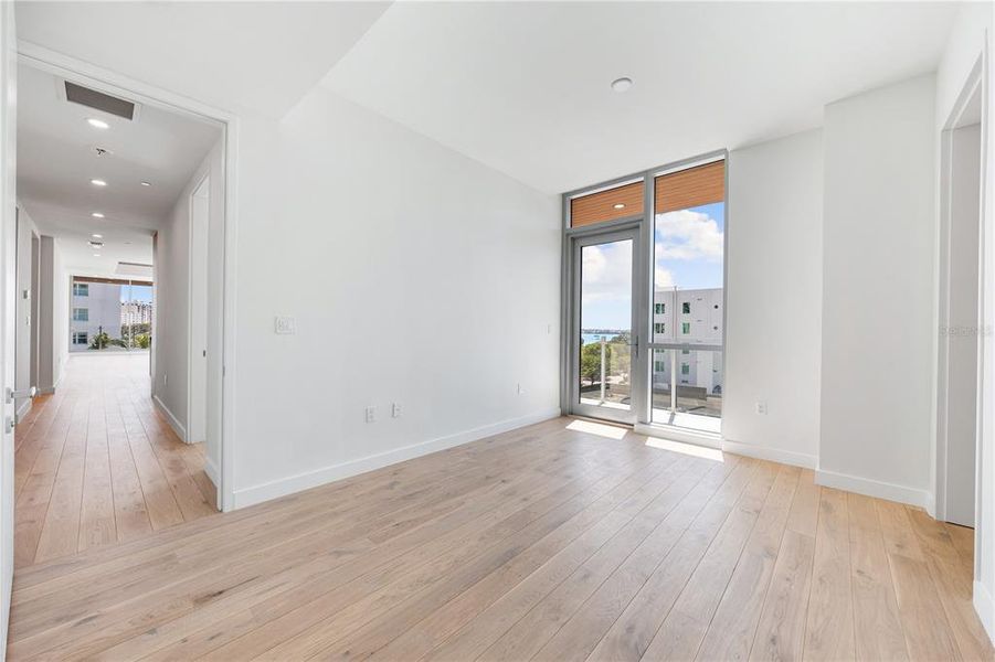 Spacious, unfurnished interior of a new home in , Sarasota (Image 27).