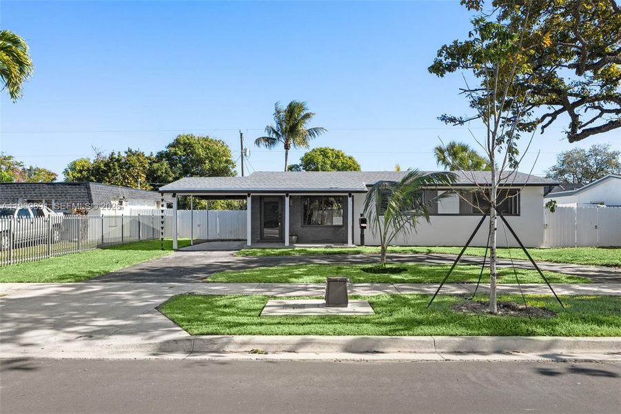 Exterior details and patio area of a home in , Cutler Bay (Image 19).