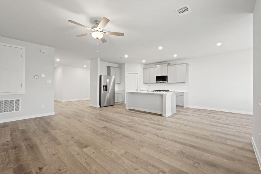 Spacious, unfurnished interior of a new home in Lago Mar, Texas City (Image 19).