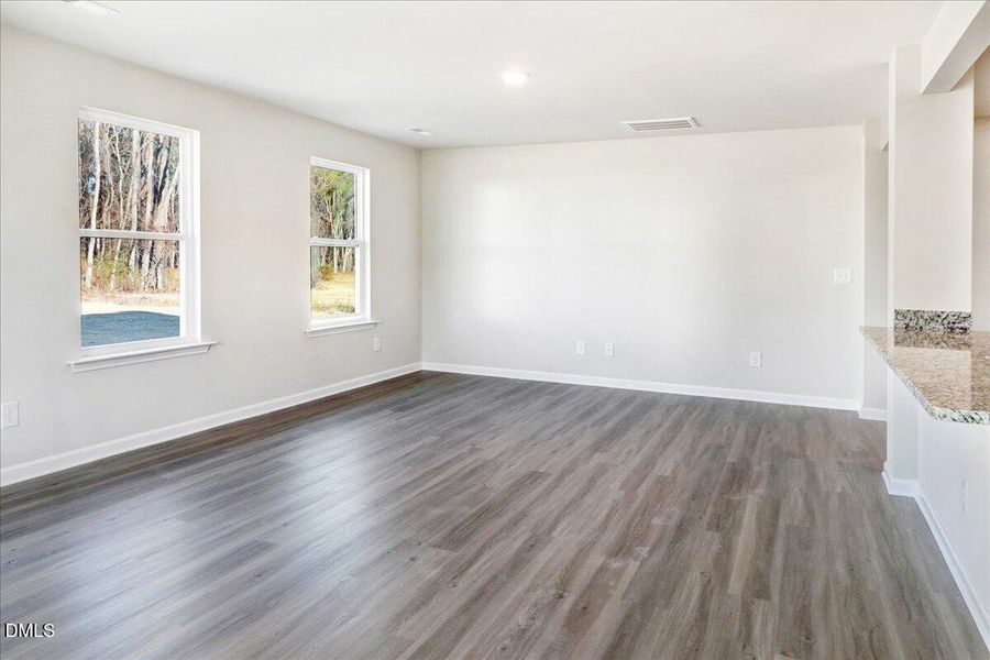 21-Living room with natural light in Nas
