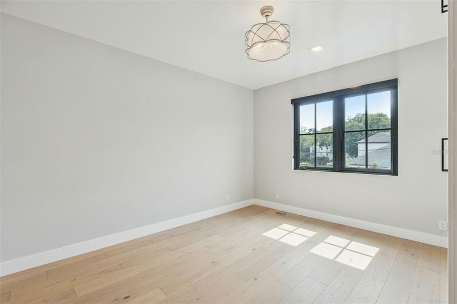 Spacious, unfurnished interior of a new home in , Orlando (Image 24).