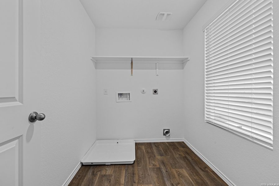 Spacious, unfurnished interior of a new home in Avenida, Converse (Image 13).