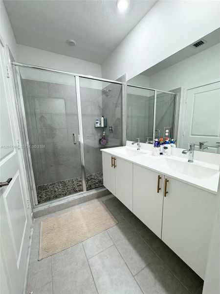 Furnished interior view inside a new home in , Doral (Image 14).
