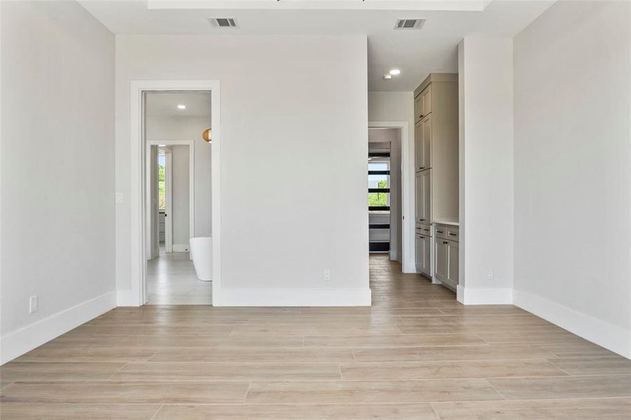Spacious, unfurnished interior of a new home in , Ponder (Image 31).