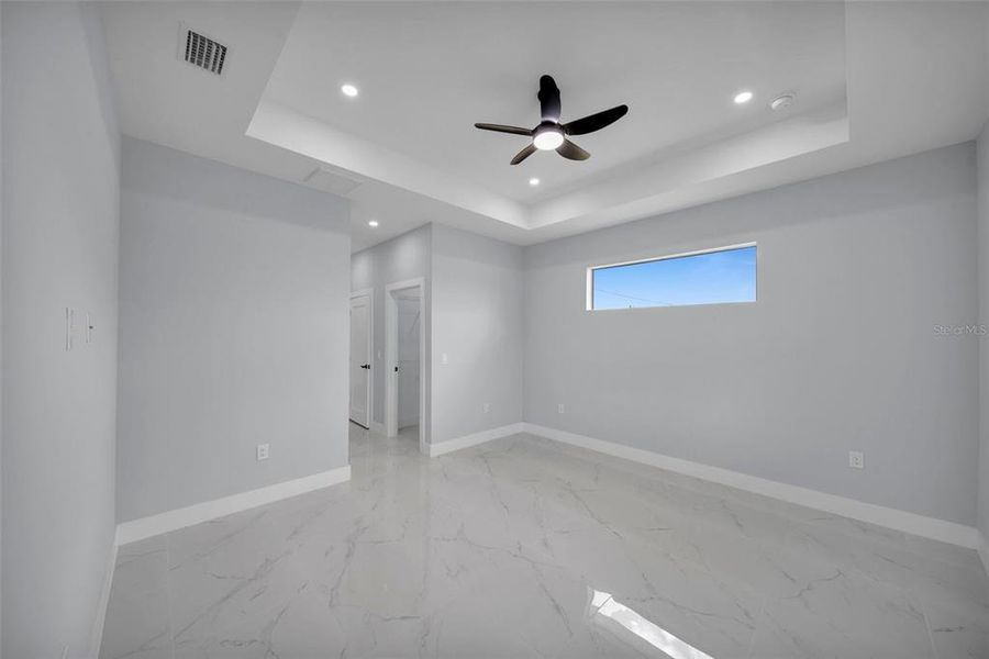 Spacious, unfurnished interior of a new home in , Lehigh Acres (Image 10).
