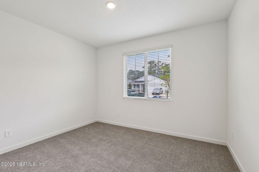 Spacious, unfurnished interior of a new home in Azalea Creek, Jacksonville (Image 34).