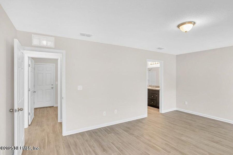 Spacious, unfurnished interior of a new home in , Jacksonville (Image 8).