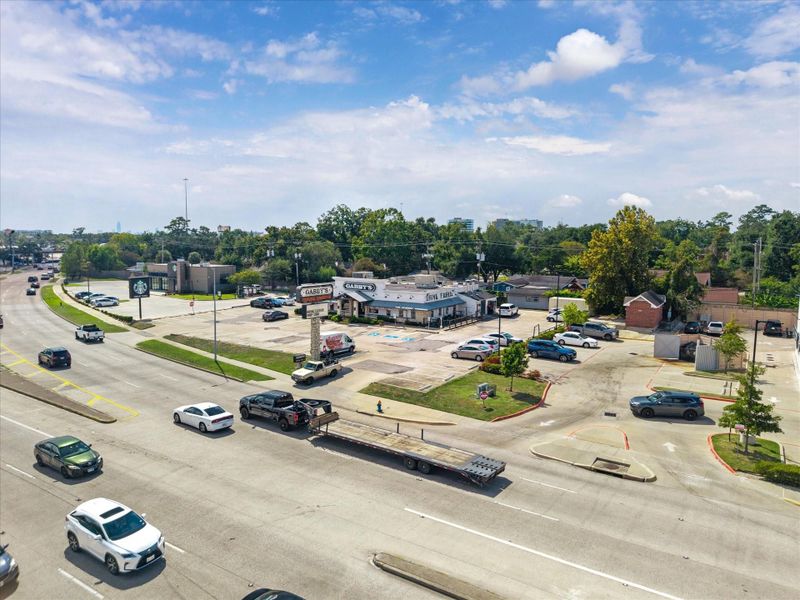Locals frequent long-standing staples like Gabby’s Bar-B-Q, while national brands such as Starbucksadd modern appeal. With quick access to the Heights, Oak Forest, and Loop 610, the location is a prime spotfor dining, shopping, and community connection.