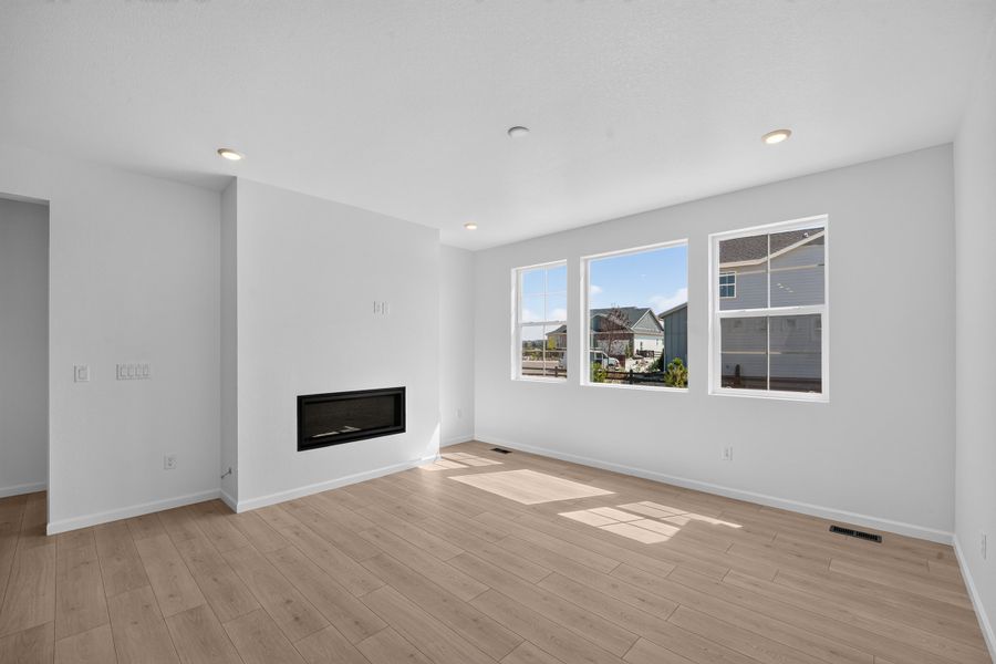 Spacious, unfurnished interior of a new home in Macanta, Castle Rock (Image 13).