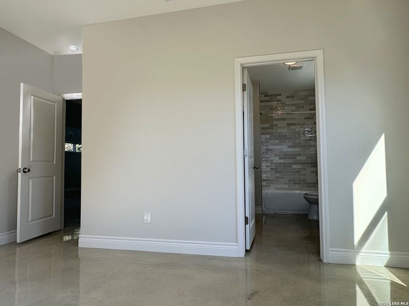 Spacious, unfurnished interior of a new home in , San Antonio (Image 14).
