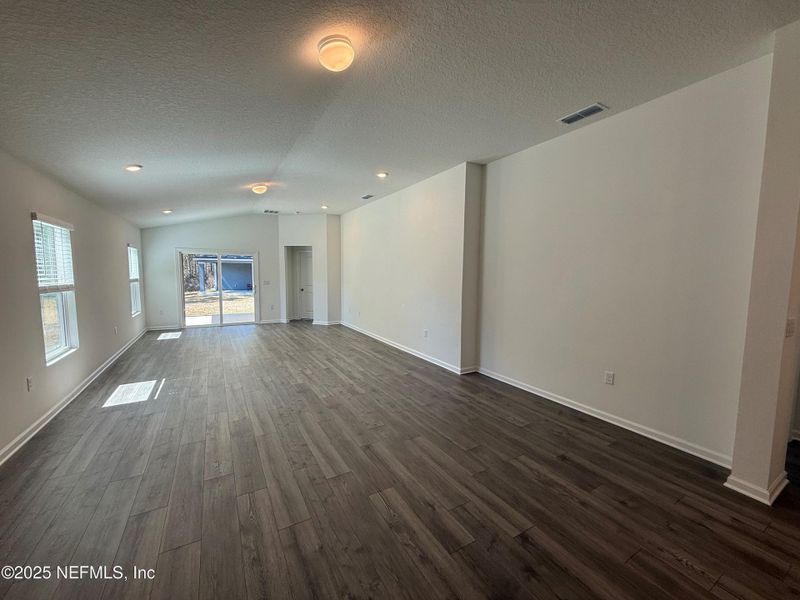 Spacious, unfurnished interior of a new home in Cedar Creek, Jacksonville (Image 5).