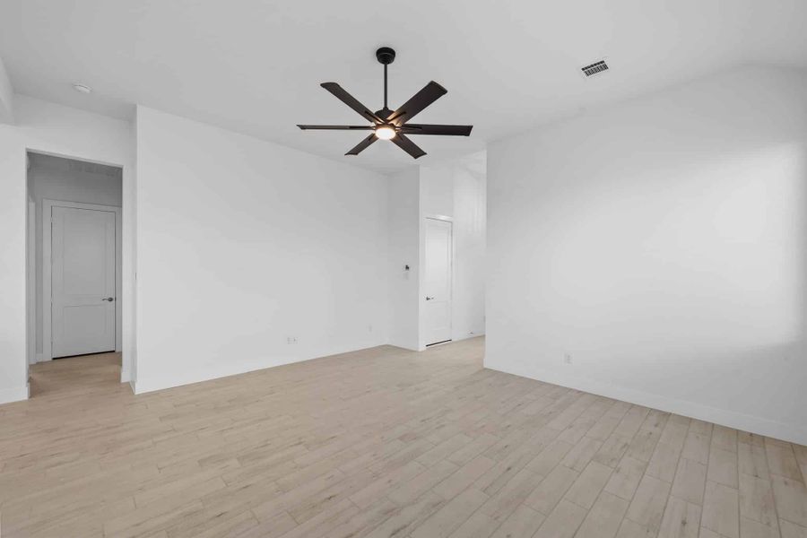 Spacious, unfurnished interior of a new home in Beacon Point, Texas City (Image 28).