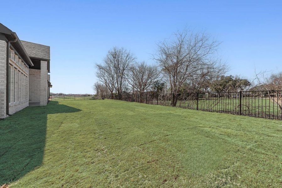 Exterior details and patio area of a home in Heath Golf & Yacht Club, Heath (Image 23).
