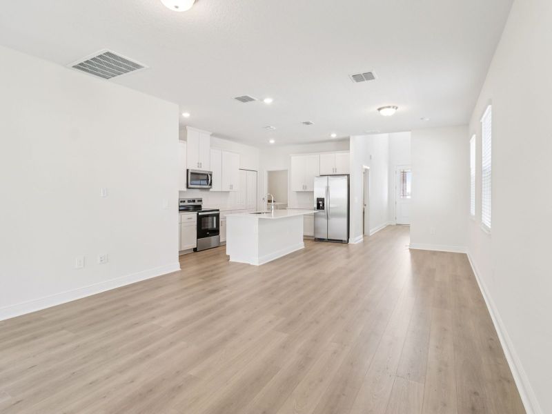 Spacious, unfurnished interior of a new home in Cyrene at Minneola, Minneola (Image 8).