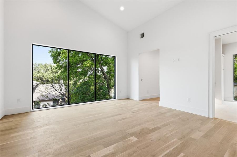 Spacious, unfurnished interior of a new home in , Dallas (Image 17).