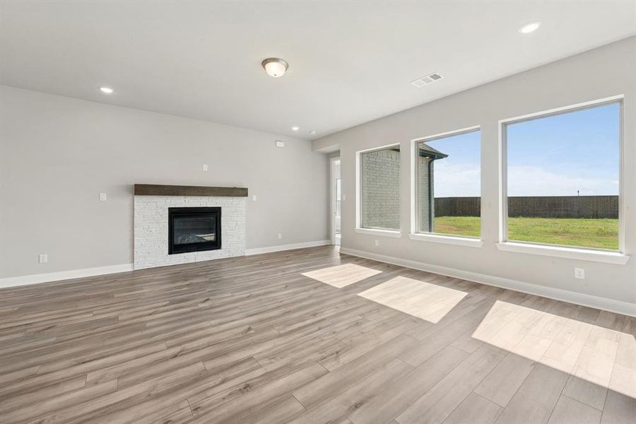 Spacious, unfurnished interior of a new home in Myrtle Creek, Waxahachie (Image 35).