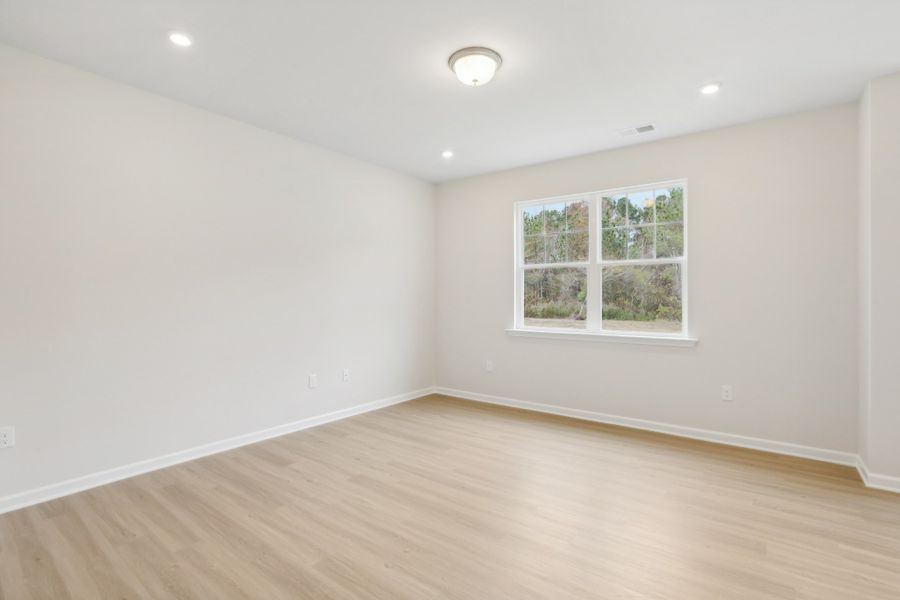 Spacious, unfurnished interior of a new home in Cantigny Park, Clarksville (Image 10).