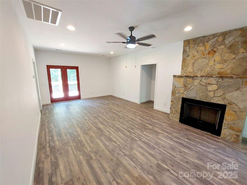Spacious, unfurnished interior of a new home in , Hendersonville (Image 10).