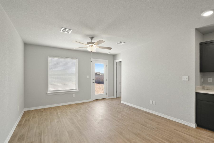 Spacious, unfurnished interior of a new home in Rancho Desierto Bello, El Paso (Image 13).