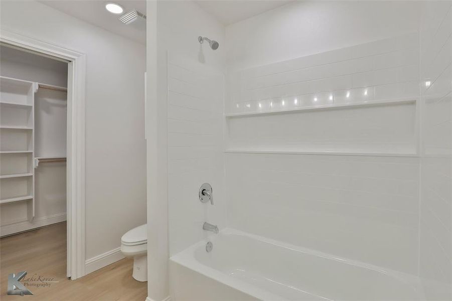 Spacious, unfurnished interior of a new home in , Abilene (Image 24).