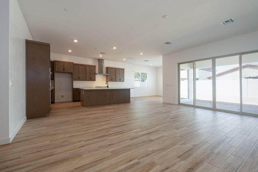 Spacious, unfurnished interior of a new home in Terraza, San Tan Valley (Image 9).