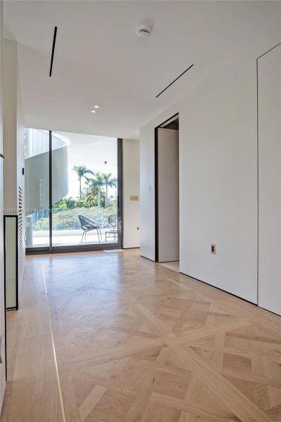 Spacious, unfurnished interior of a new home in , Miami Beach (Image 26).