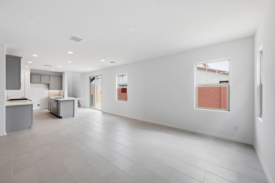 Spacious, unfurnished interior of a new home in Hawes Crossing, Mesa (Image 14).