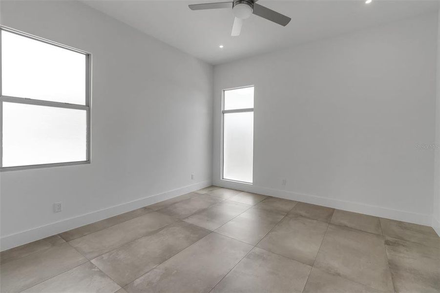 Spacious, unfurnished interior of a new home in , Sarasota (Image 33).