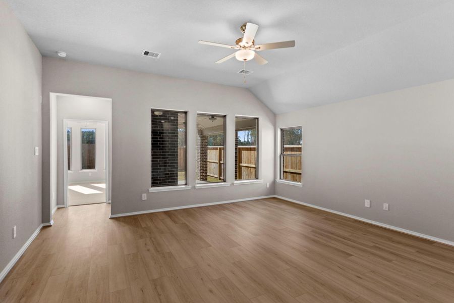 Spacious, unfurnished interior of a new home in The Highlands 45', Porter (Image 15).