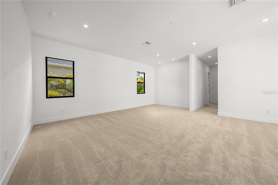 Spacious, unfurnished interior of a new home in , Sarasota (Image 29).
