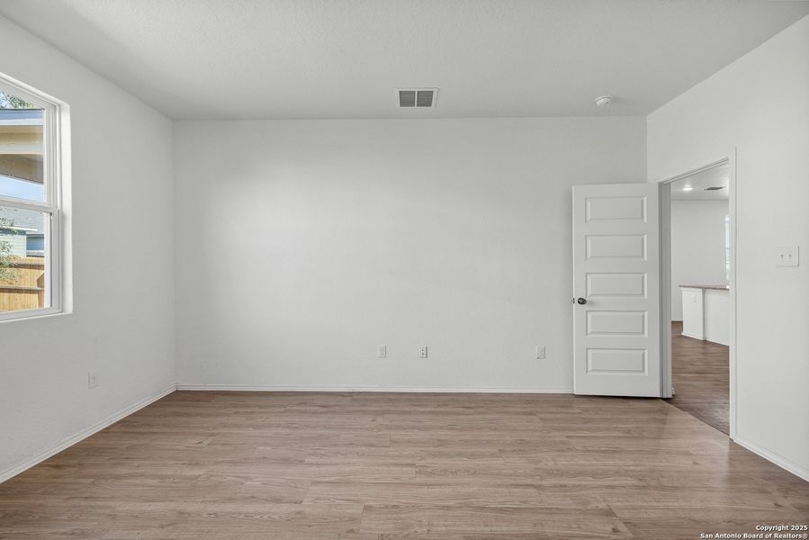 Spacious, unfurnished interior of a new home in Blue Ridge Ranch, San Antonio (Image 25).