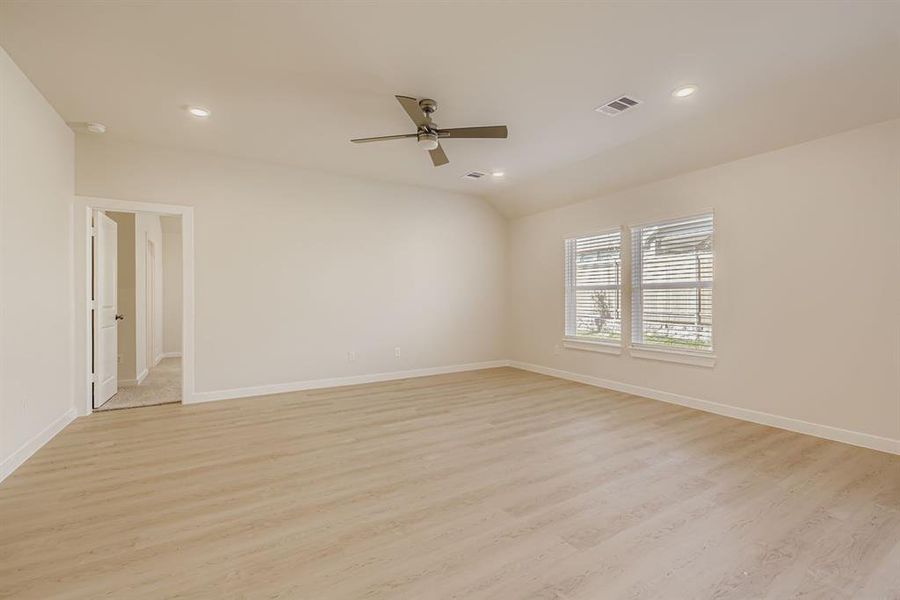 Spacious, unfurnished interior of a new home in Summerwood Estates, Red Oak (Image 27).