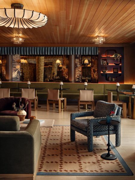 An inviting place to gather with friends, enjoy a coffee or cocktail, and spend time in the lounge designed by award-winning Kim Lewis Designs. Comfortable seating supports both casual meetings and dining.
