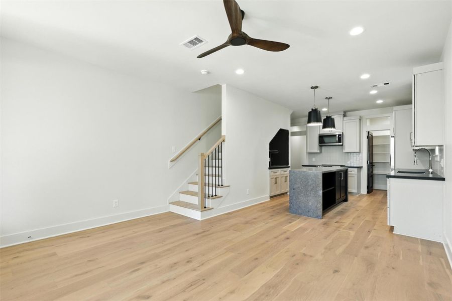Spacious, unfurnished interior of a new home in , Galveston (Image 16).