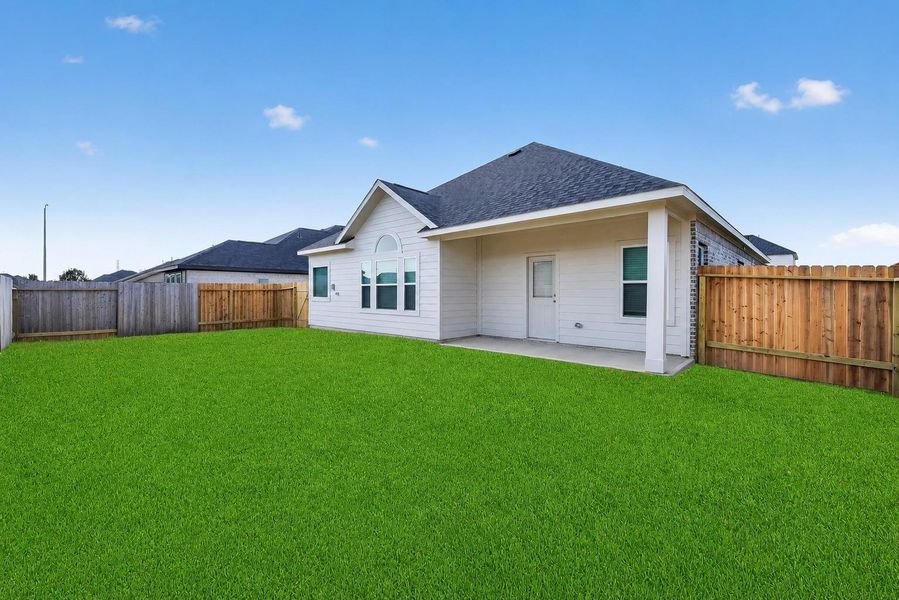 Exterior details and patio area of a home in Rollingbrook Estates, Baytown (Image 3).